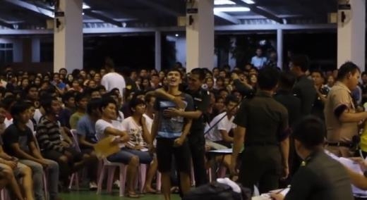 태국에서는 군 입대 판정을 반기는 이들이 많다. 높은 보수와 군에 대한 우호적인 인식 때문이다. 병역 판정을 받은 남성이 징병담당관과 얼싸안고 기뻐하는 모습.  유튜브 영상 캡처