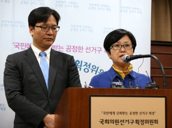 중앙선거관리위원회 산하 국회의원선거구획정위원회 공동 대변인인 김금옥(오른쪽)·조성대 위원이 2일 서울 관악구 중앙선관위 관악청사에서 내년 총선 지역구 수에 대한 결론을 내리지 못했다는 획정위 회의 결과를 발표한 뒤 취재진의 질문에 답하고 있다. 획정위는 이날 회의에서 다음 전체회의 일정도 확정하지 못한 채 산회했다. 연합뉴스