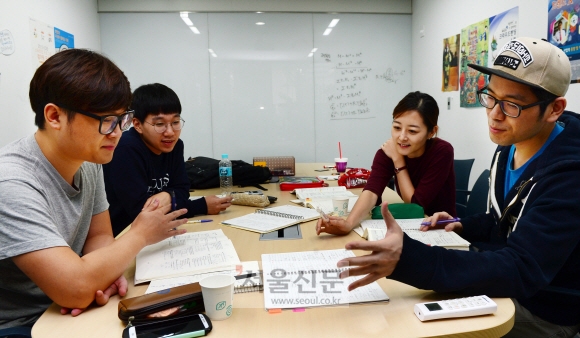 창업을 준비하는 청년들이 머리를 맞대고 의견을 나누고 있다. 강성남 선임기자 snk@seoul.co.kr 