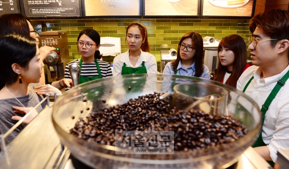 청각 장애 교육생들이 매장에서 능숙하게 다뤄야 할 커피머신의 사용법을 배우고 있다.