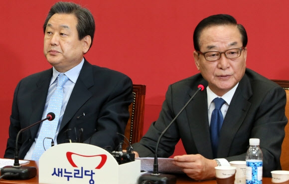 새누리당 서청원 최고위원(오른쪽)과 김무성 새누리당 대표 연합뉴스