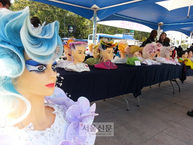 서울시청광장 미용축제장에는 작품 “비상” 등 다양한 헤어스타일들의 모형이 전시돼 있다.