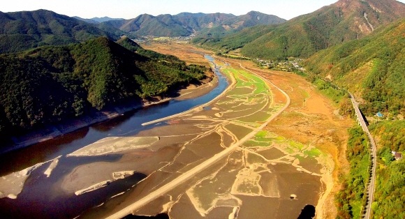 17년 만에 바닥 드러낸 보령댐… 중부 최악 가뭄 ‘신음’ 