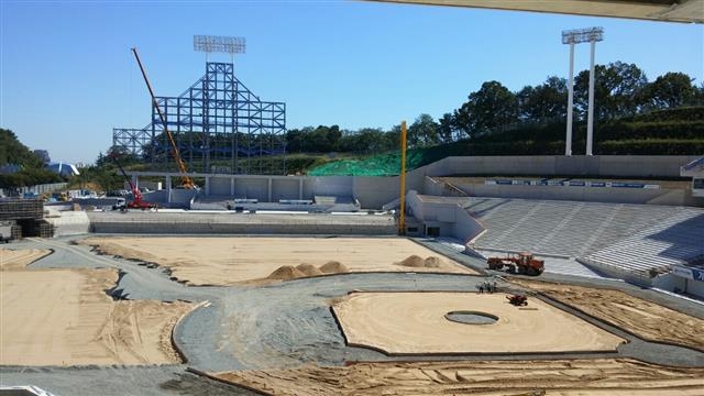 지난 2일 2층 내야석에서 바라본 프로야구 삼성 라이온즈의 새 홈구장인 ‘대구 삼성 라이온즈 파크’ 모습. 정면에 국내 최대 규모의 전광판이 설치된다. 내년 2월 준공에 맞춰 그라운드에 잔디를 깔기 위한 바닥 다지기 작업이 한창이다.