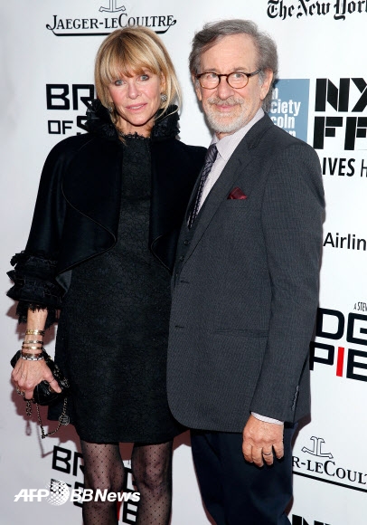 스티븐 스필버그, 새 영화 ‘스파이 브릿지’ 위해 부인과 함께