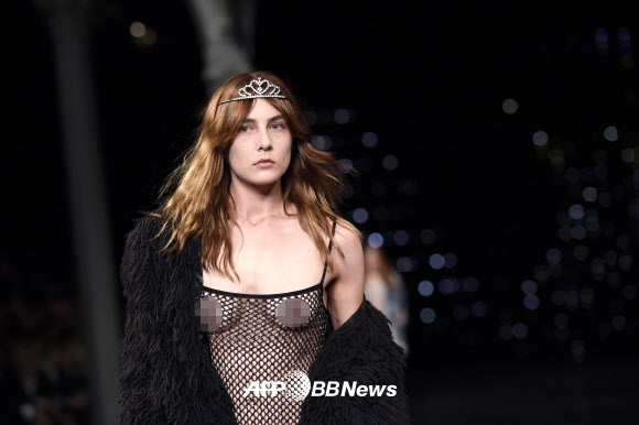 5일(현지시간) 프랑스 파리에서 열린 생 로랑(Saint Laurent) 2016 봄/여름 컬렉션 패션쇼에서 모델이 의상을 선보이고 있다. ⓒ AFPBBNews=News1