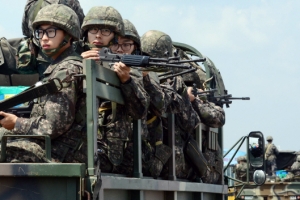 [밀리터리 인사이드] 정예화한다면서 병사 수 감축엔 인색한 軍