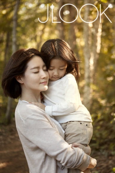 매거진 ‘제이룩(JLOOK)’이 7일 공개한 배우 이영애가 쌍둥이 자녀와 함께한 화보. <br>제이룩(JLOOK) 제공