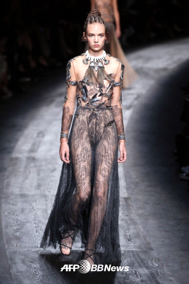 6일(현지시간) 프랑스 파리에서 열린 발렌티노의 2016 봄/여름 레디-투-웨어 컬렉션에서 모델이 의상을 선보이고 있다. ⓒ AFPBBNews=News1