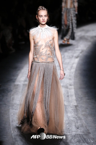 6일(현지시간) 프랑스 파리에서 열린 발렌티노의 2016 봄/여름 레디-투-웨어 컬렉션에서 모델이 의상을 선보이고 있다. ⓒ AFPBBNews=News1