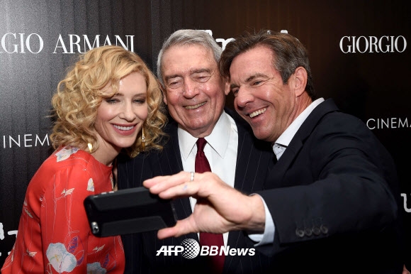 (왼쪽부터) 영화배우 케이트 블란쳇, 전 앵커이자 영화배우 댄 래더와 영화배우 데니스 퀘이드가 7일(현지시간) 미국 뉴욕의 모던 아트 박물관(Museum of Modern Art)에서 열린 영화 ‘트루스(Truth)’의 상영회에 참석해 함께 셀카를 찍고 있다. ⓒ AFPBBNews=News1