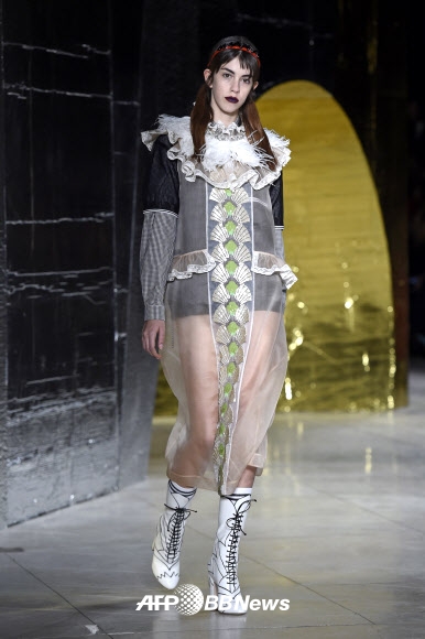 7일(현지시간) 프랑스 파리에서 열린 패션쇼에서 모델들이 패션 브랜드 ‘미우 미우(Miu Miu)’의 2016 봄/여름 컬렉션 의상을 선보이고 있다. <br>ⓒ AFPBBNews=News1