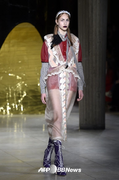 7일(현지시간) 프랑스 파리에서 열린 패션쇼에서 모델들이 패션 브랜드 ‘미우 미우(Miu Miu)’의 2016 봄/여름 컬렉션 의상을 선보이고 있다. <br>ⓒ AFPBBNews=News1