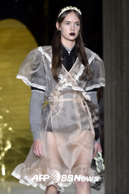 7일(현지시간) 프랑스 파리에서 열린 패션쇼에서 모델들이 패션 브랜드 ‘미우 미우(Miu Miu)’의 2016 봄/여름 컬렉션 의상을 선보이고 있다. <br>ⓒ AFPBBNews=News1