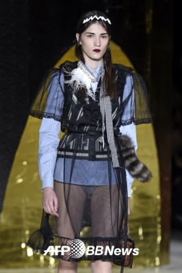 7일(현지시간) 프랑스 파리에서 열린 패션쇼에서 모델들이 패션 브랜드 ‘미우 미우(Miu Miu)’의 2016 봄/여름 컬렉션 의상을 선보이고 있다. <br>ⓒ AFPBBNews=News1