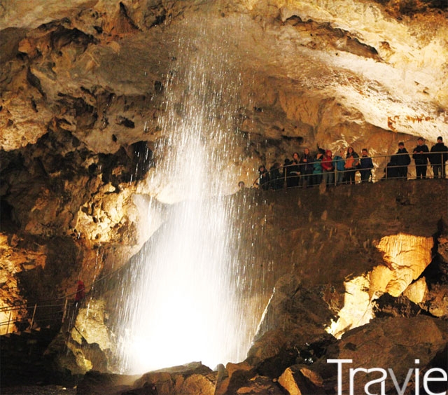 동굴 속에는 폭포수가 떨어지는 넓은 돔도 있고, 몸이 겨우 통과하는 좁은 길도 있다