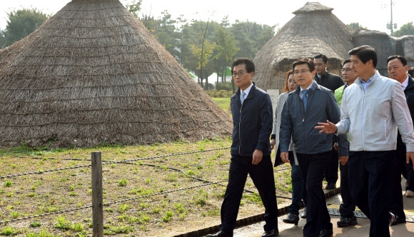 제20회 강동선사문화축제를 하루 앞둔 8일 강동구 암사동 선사유적지를 찾은 황교안(가운데) 국무총리가 이해식(오른쪽) 구청장의 안내를 받으며 행사장 안전관리 상황을 점검하고 있다. 연합뉴스