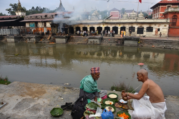 네팔 사람들이 신성시하는 바그마티강. 소멸과 윤회의 공간인 화장장이다.