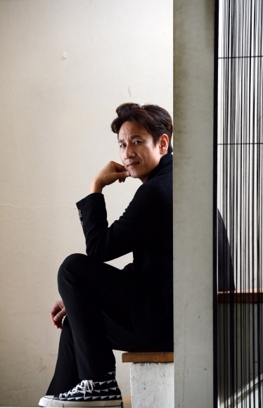 이선균은 ‘성난 변호사’에서 함께 연기한 대학 후배 김고은에 대해 “참 용감하고 자랑스러운 후배”라고 말했다. “자기에게 방어막 치지 않고 다양한 역할과 작업을 피하지 않고 용감하게 헤쳐나가는 모습을 보면 앞으로 더 큰 배우가 될 것 같다”는 상찬도 덧붙였다. 이선균과 김고은은 곧 방송되는 드라마 ‘치즈 인 더 트랩’에서 다시 한번 호흡을 맞출 예정이다.  안주영 기자 jya@seoul.co.kr