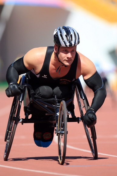 5일 육상 남자 상이군인 D등급 100m 결승전에 출전한 네덜란드의 야키 파스토라 선수가 경북 문경시 국군체육부대 주경기장에서 휠체어를 힘껏 밀며 결승선을 통과하고 있다.  연합뉴스