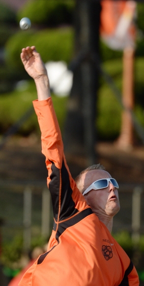 6일 경북 영천시 육군3사관학교 충성연병장에서 진행된 육군5종 남자 투척 경기에서 노르웨이 선수가 모형 수류탄을 힘껏 던지고 있다.  손형준 기자 boltagoo@seoul.co.kr