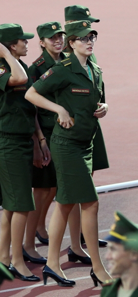 미모의 러시아 여군들이 2일 국군체육부대 주경기장에서 개최된 개막식에 군복 차림으로 입장하고 있다.  연합뉴스