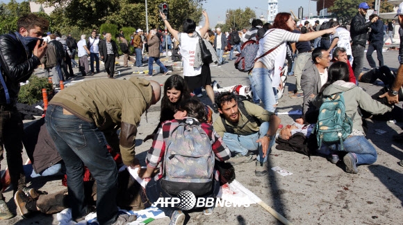 사망자 95명으로 늘어. 터키 수도 앙카라서 폭탄테러 ⓒ AFPBBNews=News1