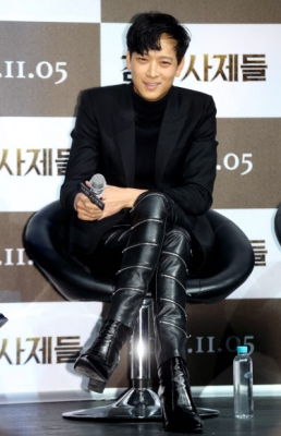 배우 강동원이 12일 오전 서울 강남구 CGV 압구정에서 열린 영화 ‘검은 사제들’ 제작보고회에 참석하고 있다. 2015.10.12. 연합뉴스