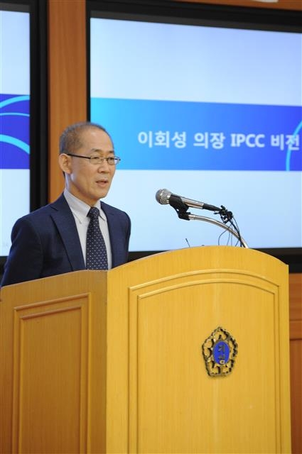 이회성 IPCC 신임 의장이 12일 오전 서울 동작구 기상청에서 기자회견을 갖고 있다. 기상청 제공