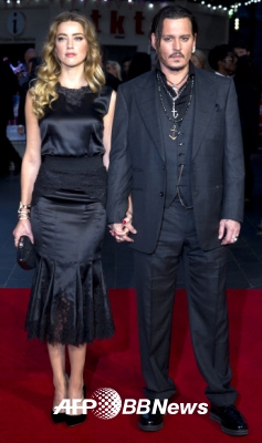 US 배우 조니 뎁(오른쪽)과 아내 엠버 허드가 11일(현지시간) BFI 런던 영화 페스티벌(BFI London Film Festival)서 블랙 메스(Black Mass, 2015)의 개봉을 위한 레드 카펫에서 포즈를 취하고 있다.<br>ⓒ AFPBBNews=News1