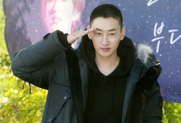 슈퍼주니어 은혁, 팬들께 ’충성！’