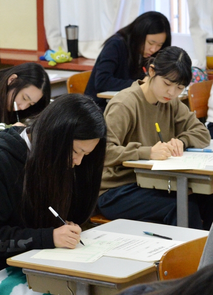 대학수학능력시험을 한달여 앞두고 고3을 대상으로 한 마지막 전국연합학력평가가 치러진 13일 서울 종로구 율곡로 풍문여고에서 수험생들이 답안지를 작성하고 있다. 손형준 기자 boltagoo@seoul.co.kr