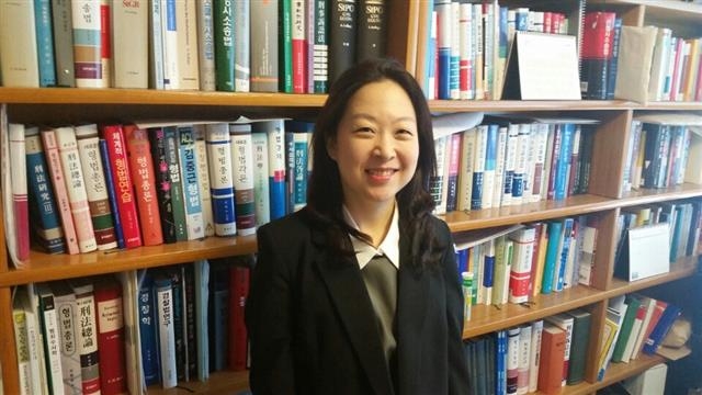 안정민 한림대 법행정학부 교수가 학교 연구실에서 음란물 판단 기준을 제시한 대법원 판례에 대해 설명하고 있다. 한림대 제공