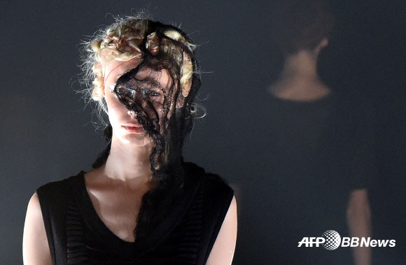 14일(현지시간) 일본 도쿄에서 열린 ‘도쿄 패션 위크’ 디자이너 모토히로 탄지(Motohiro Tanji)의 2016 봄/여름 컬렉션 쇼에서 모델이 의상을 선보이고 있다.  ⓒ AFPBBNews=News1