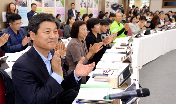 14일 김영배(왼쪽) 성북구청장이 청사 내 타운홀에서 주민참여예산 사업 선정을 위한 주민총회에 앞서 박수를 치고 있다. 이언탁 기자 utl@seoul.co.kr