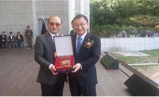 박기열 서울시의회 교통위원장(오른쪽)이 13일 능동 어린이대공원에서 열린 시각장애인 재활복지대회에서 감사패를 받고 기념촬영을 하고 있다.   사진 서울시의회 제공