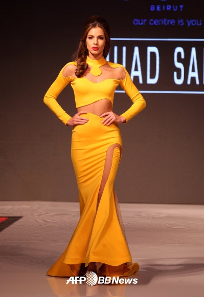 14일(현지시간) 레바논 베이루트에서 열린 2015-2016 패션쇼에서 디자이너 ‘푸아드 사르키스(Fouad Sarkis)’의 작품을 모델이 선보이고 있다. ⓒ AFPBBNews=News1