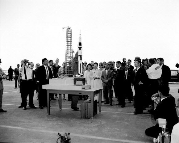 1965년 5월 미국 플로리다주의 NASA 케네디우주센터를 방문했을 당시의 박정희(가운데 두 손을 모은 사람) 대통령의 모습. 박 대통령 왼쪽에 육영수 여사가 서 있다. 국가기록원 제공