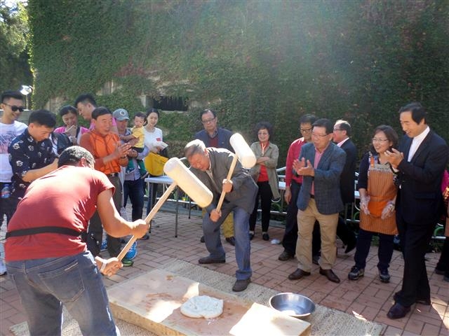지난 주말 서울 서대문구 봉원어린이소공원에서 열린 ‘봉원길 마을장터’에서 중국인 관광객들이 떡메치기 체험을 하고 있다. 