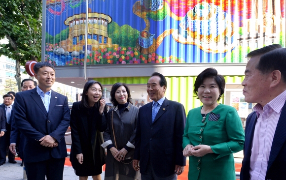 조은희(오른쪽 두 번째) 서초구청장이 15일 강남역 인근의 서초IQ(관광정보)센터 개관식에 참석해 최병홍 서초구의회 의장 등과 환담을 나누고 있다.  이언탁 기자 utlesse@seoul.co.kr 