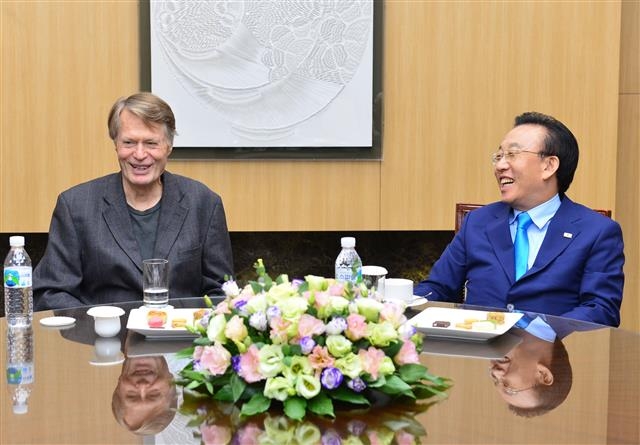 지난달 경북 경주에서 열린 국제펜클럽의 ‘세계한글작가대회’에서 장마리 귀스타브 르 클레지오(왼쪽)와 김관용 경북도지사가 삼국유사 등 공동 관심사에 대해 이야기를 나누고 있다.  경북도 제공 