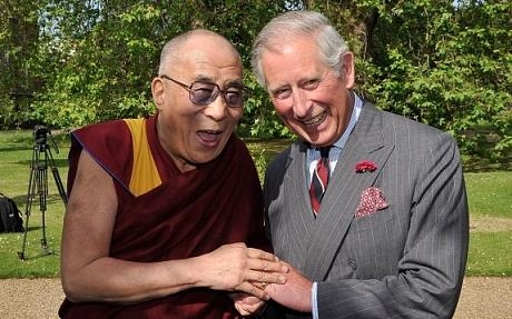 2012년 영국을 방문한 달라이 라마(왼쪽)가 찰스 영국 왕세자와 손을 맞잡고 웃으며 우의를 다지고 있다.  텔레그래프 캡처 