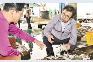 [자치단체장 25시] 서천시장에 군수 들어서니… 상인들 “동네방네 왔네”