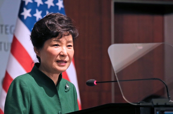 박근혜 대통령이 15일 오후(현지시간) 미국 워싱턴 전략국제문제연구소(CSIS)를 방문, 외교 안보 정책에 대한 연설을 하고 있다.  연합뉴스