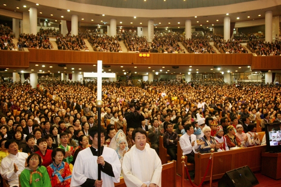서울 여의도순복음교회에서 열렸던 개신교 부활절연합예배 모습. 대형 교회의 성장 지상주의에 대항하는‘성숙’의 작은 교회 만들기 움직임이 번져 주목된다.