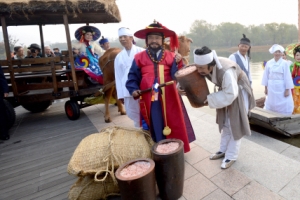 새우젓 축제 개막… 마포나루에 온 황포돛배