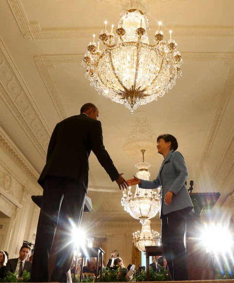 박근혜 대통령과 버락 오바마 미국 대통령이 지난 16일(현지시간) 미국 백악관 이스트룸에서 공동 기자회견을 마친 뒤 악수하고 있다. 워싱턴 연합뉴스