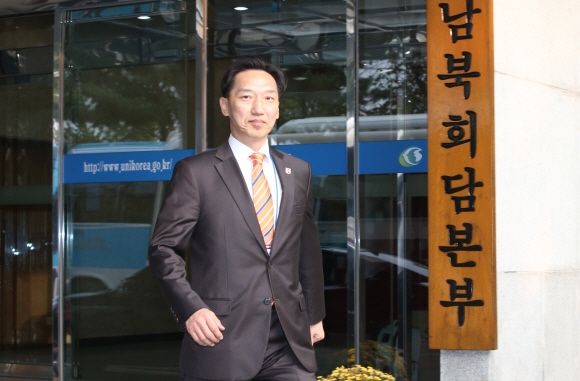 제20차 이산가족 상봉을 하루 앞둔 19일 오전 서울 종로구 남북회담본부에서 이덕행 이산가족상봉행사 지원본부장이 남측 상봉단 가족이 집결하는 속초 한화리조트로 가기 위해 건물을 나서고 있다.  2015. 10. 19  사진공동취재단