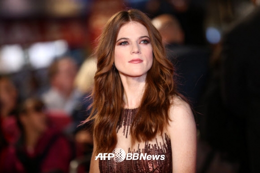 영화배우 로즈 레슬리가 19일(현지시간) 미국 런던에서 열린 영화 ‘더 라스트 위치 헌터(The Last Witch Hunter)’의 유럽 시사회에 참석해 레드 카펫을 밟고 있다.<br>ⓒ AFPBBNews=News1