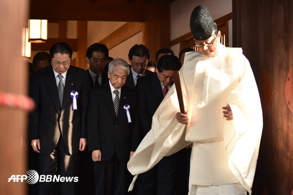 20일 추계대제를 맞아 야스쿠니신사를 참배하는 일본 국회의원들